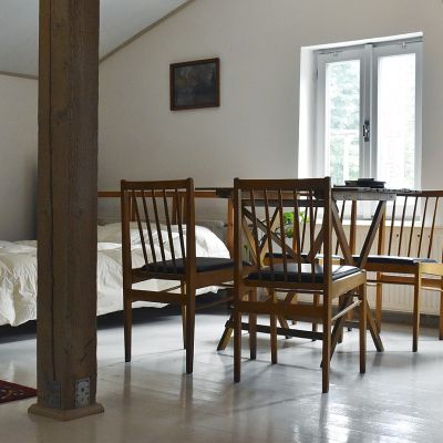 Tento ateliér má dvě místnosti. Tuto je možné využívat jako pracovnu s knihovnou nebo společenskou místnost. 