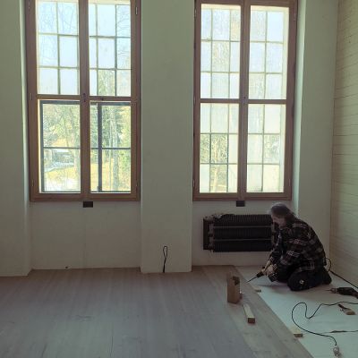 2021 03 : Jiří Tuček pokládá podlahy v ateliérech. (fotografie Sylva Hampalová)