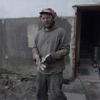 2018 05 : Přestavba opuštěného obchodu na kavárnu Nové Perly. Vítězslav Špalek. (fotografie Kler Miškovcová)