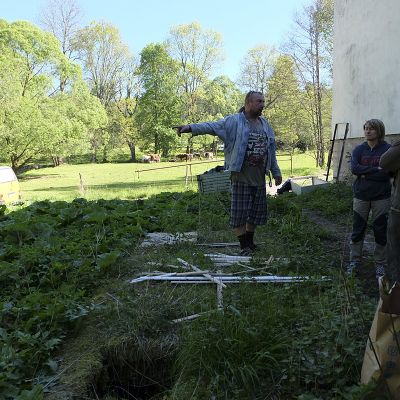 2018 05 : Přestavba opuštěného obchodu na kavárnu Nové Perly. Zleva instalatér Říha, Gábina Náhlíková a Vítězslav Špalek. (fotografie Kler Miškovcová)