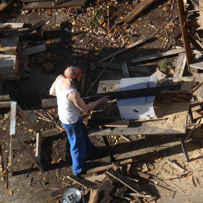 2018 11 : Příprava na zimu. Pal s necertifikovanou cirkulárkou. (fotografie Ivan Mečl) 