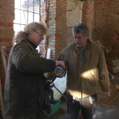 2019 02 : Jan Zháněl s kolegou opravuje a vystužuje slitinové sloupy popraskané mrazem. (fotografie Ivan Mečl) 