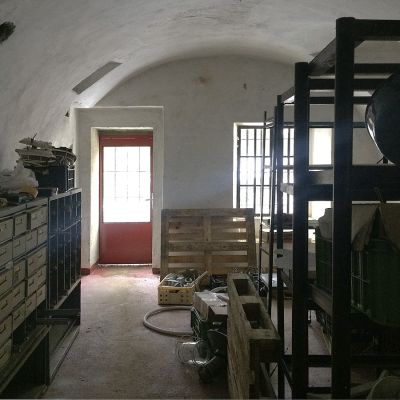 2020 02 : Improvizovaná dílna v opraveném sklepení nejstarší a již zbořené části továrny. (fotografie Sylva Hampalová)