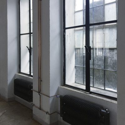 2020 02 : Instalace nových starých radiátorů a oken v přízemí.. (fotografie Sylva Hampalová)