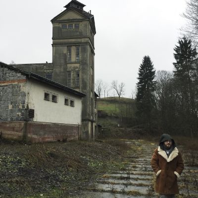 2018 02 : Obchod a tovární hala z pohledu od říčky Křinice. (fotografie František Nikl)