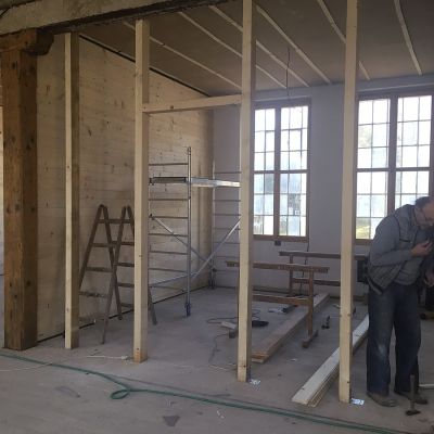 2020 12 : V zimě stavíme v prvním patře ateliéry. Práci vede truhlář Jiří Tuček. (fotografie Sylva Hampalová)