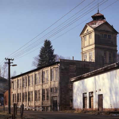 2018 02 : Obchod a tovární hala z pohledu ze silnice z Krásné Lípy. (fotografie František Nikl) 