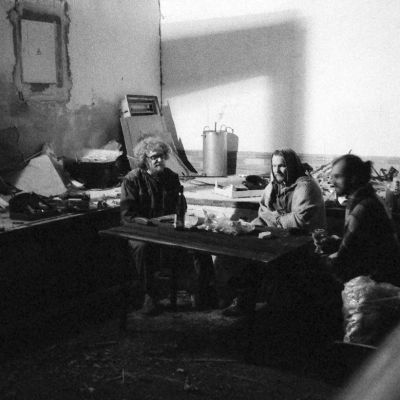 2018 06 : Práce napřestavbě bývalého obchodu. Večerní odpočinek dobrovolníků. Zleva Ivan Mečl, Vítězslav Špalek a František Nikl (fotografie Sylva Hampalová)