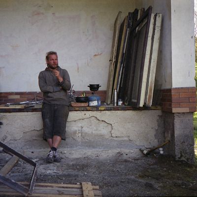 2018 06 : Práce na přestavbě bývalého obchodu. Vítězslav Špalek vaří. (fotografie František Nikl)