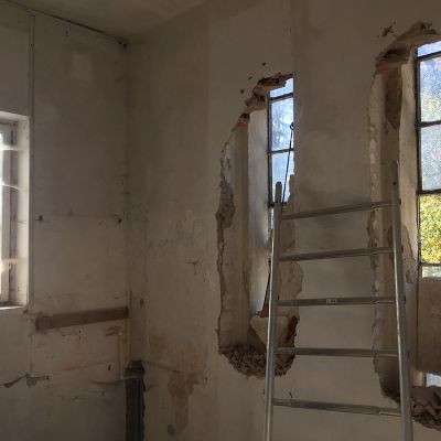2018 09 : Vybourávání zazděných oken. (fotografie František Nikl) 