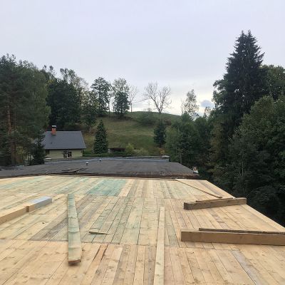 2018 09 : Výměna střechy a dřevěných konstrukcí pater. (fotografie František Nikl) 