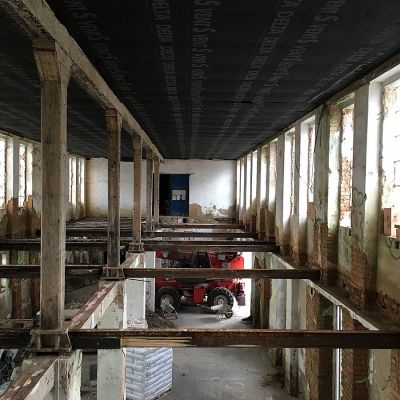 2018 12 : Příprava na novou podlahu a strop prvního patra, budoucích ateliérů. (fotografie František Nikl) 