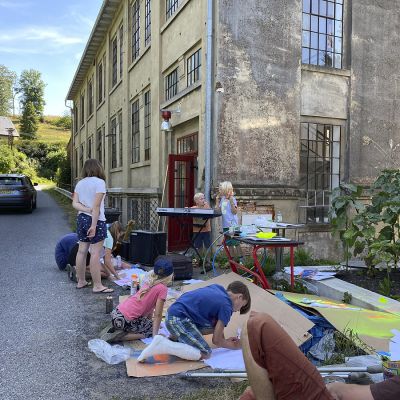 2022 7 : Při dětském dni v Perle spontánně vznikl chybějící přechod pro chodce. Dokument formou fotoseriálu zveřejňujeme o rok později, neboť některým zúčastněným hrozil postih. Přechod byl po několika měsících správou silnic zakázán a později přetřen. Na místě tak dnes můžete spatřit 