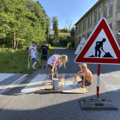 2022 7 : Při dětském dni v Perle spontánně vznikl chybějící přechod pro chodce. Dokument formou fotoseriálu zveřejňujeme o rok později, neboť některým zúčastněným hrozil postih. Přechod byl po několika měsících správou silnic zakázán a později přetřen. Na místě tak dnes můžete spatřit 