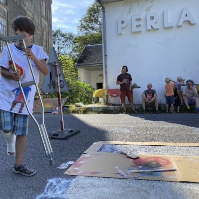 2022 7 : Při dětském dni v Perle spontánně vznikl chybějící přechod pro chodce. Dokument formou fotoseriálu zveřejňujeme o rok později, neboť některým zúčastněným hrozil postih. Přechod byl po několika měsících správou silnic zakázán a později přetřen. Na místě tak dnes můžete spatřit 