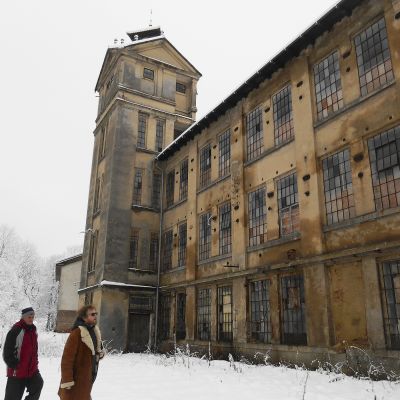 2017 12 : První návštěva opuštěné továrny Roberta Solomona. Vlevo prodávající Václav Hájek. Vpravo Ivan Mečl. (fotografie Tereza Porybná)