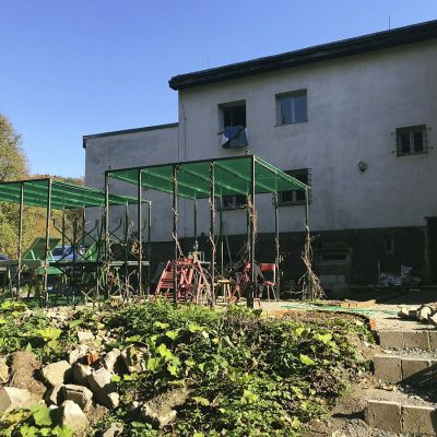 2018 10 : Přeměna navážky za domem na zahradu a park. (fotografie Kateřina Balarinová) 