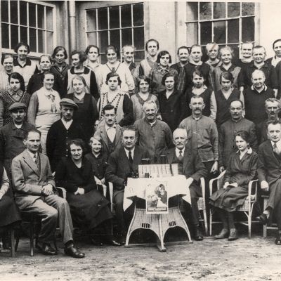 Zaměstnanci firmy Robert Salomon, Khaa/Kyjov (počátek 30. let 20. století). Zadní řada zleva doprava: Frieda Dörre, Mili Rudolf (Daubitz, Doubice), Grünwald (Langengrund, Dlouhý Důl), Hentschel (Alt-Khaa, Starý Kyjov), Lumpe, Emma Füssel (aus dem Loch, z díry), Therme, Strohbach, Fr. Rudolf (holič), Anna Schindler, neznáme, Dörre, Friese, neznáme, Haubner, Mili Wenzel (Oberschönelinde, širší Krásná Lípa), Suchanek, Ahne, Weikert (Schnauhübel). Dvě řady zezadu: Glimpel, Sulz, Anne Stelzer, Mariechen Kreibich (Daubitz, Doubice), neznáme, rozená Gampe (Daubitz, Doubice), neznáme, neznáme, Marie Michel (matka Fr. Kreibicha), Zahn, neznáme, Erna (služka v domácnosti). Třetí řada zezadu (muži): Münzberg (