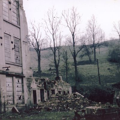 Tovární hala č.p. 36 na počátku osmdesátých let dvacátého století se zbytky základů starého mlýna vpravo. Na těchto základech stála do sedmdesátých let dvacátého století jedna z prvních budov továrního komplexu Salomon.