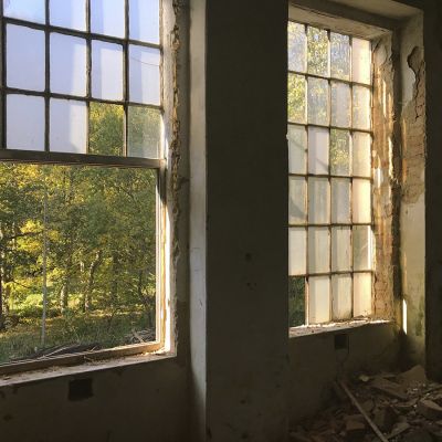 2018 10 : Opravy dříve zazděných oken v továrně. (fotografie Kateřina Balarinová) 