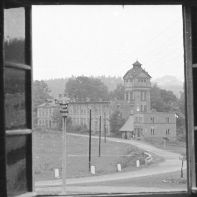 1960 : Pohled na továrnu Roberta Solomona. Původní dům manufaktury po levé straně a mandl mezi tovární halou a domem č.p. 37 stále stojí.
