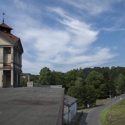 2018 07 : Střecha továrny těsně před rekonstrukcí. (fotografie Sebastián Vošvrda)