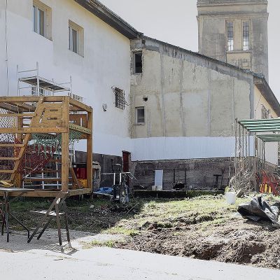 2020 03 : Jarní zahrada za kavárnou s prolézačkou od skupiny Strašné dítě. (fotografie Sebastián Vošvrda) 